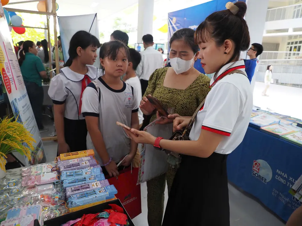 Phụ huynh được giải đáp thắc mắc liên quan học phí, chương trình học, điều kiện tuyển sinh đầu vào của các trường z6636943310266_0a6dc459385ee828150b356dfdb581f8.jpg