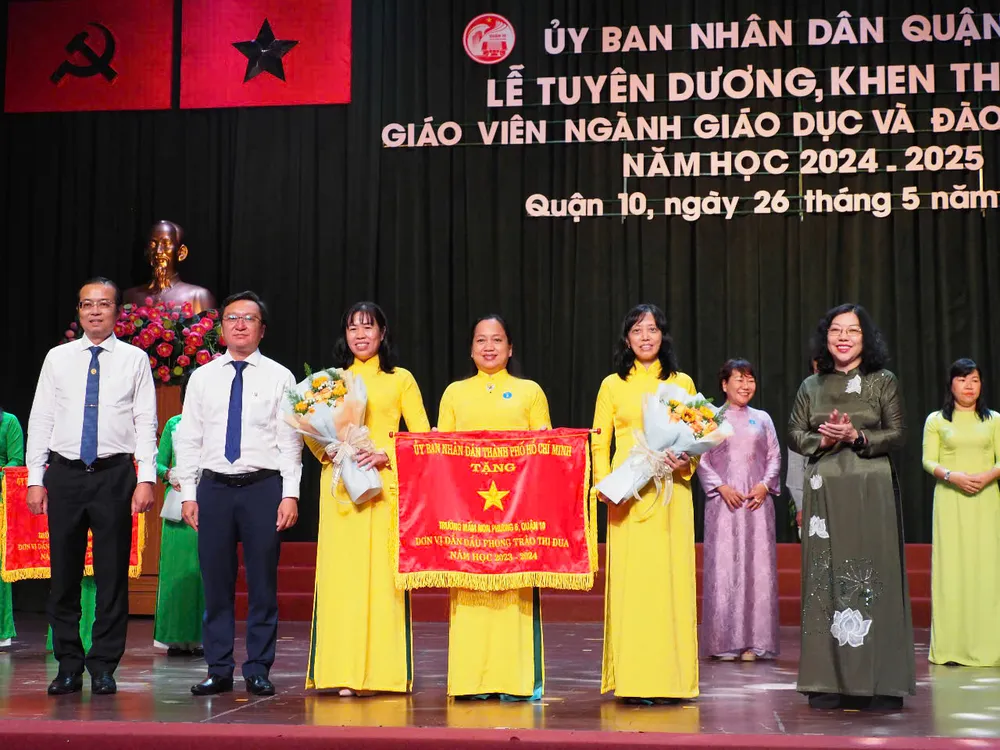Trao tặng cờ thi đua cho các tập thể dẫn đầu phong trào thi đua năm học 2023-2024 b76b1b69a2fc17a24eed.jpg