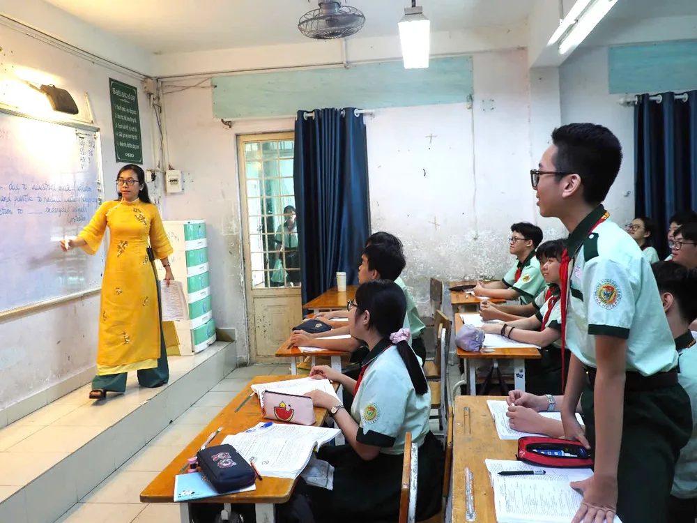 Học sinh lớp 9, Trường THCS Hà Huy Tập (quận Bình Thạnh) trong giờ ôn tập môn tiếng Anh vào cuối tháng 5-2025 z6640154019889_ddbbfc21882762f27342910bdff83bec.jpg