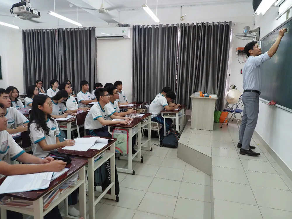 Học sinh lớp 9, Trường THPT Nam Sài Gòn (quận 7) trong giờ ôn tập môn Ngữ văn vào cuối tháng 5-2025 z6640154040604_49ac2f0d7c4076f78f1a98786abf97d5.jpg