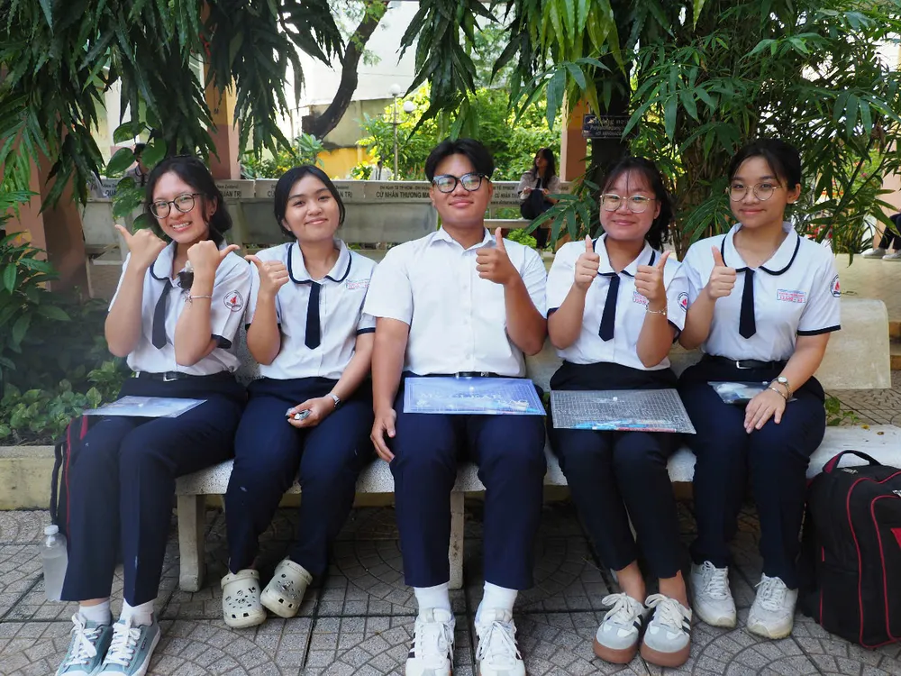 Nhóm học sinh lớp 12A2 tự tin, thoải mái trước khi bước vào phòng thi 1f2a2a93840d3153681c.jpg