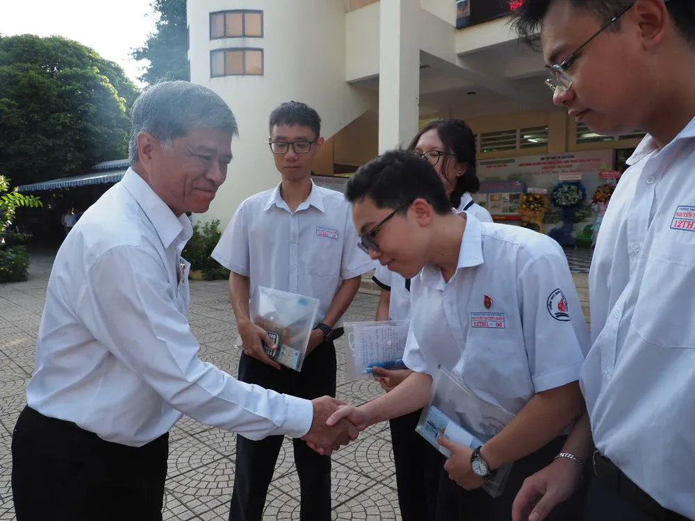Giám đốc Sở GD-ĐT TPHCM Nguyễn Văn Hiếu "tiếp sức" học sinh trước kỳ thi 654a92443cda8984d0cb.jpg
