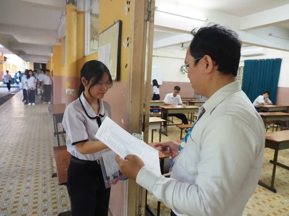 Cán bộ coi thi đọc tên thí sinh vào phòng thi 6a020abfa421117f4830.jpg