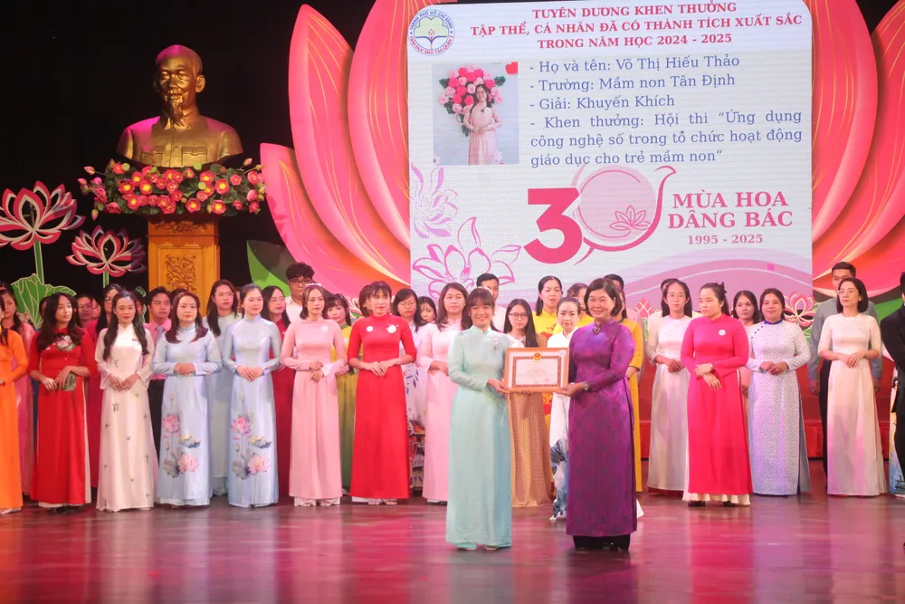 Tuyên dương giáo viên có thành tích xuất sắc năm học 2024-2025 IMG_1303.JPG
