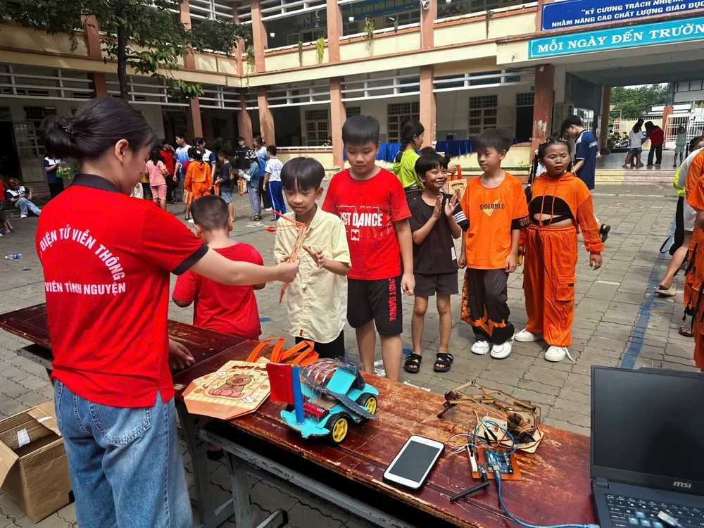Học sinh trải nghiệm tại gian hàng giới thiệu sản phẩm công nghệ do sinh viên Trường Đại học Khoa học tự nhiên thiết kế z6670983674166_cd390480240a97c44ed54d0b9fb99a20.jpg