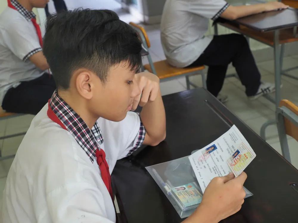 Thí sinh kiểm tra thông tin trên phiếu dự thi vào sáng 5-6 z6673762003658_46f3d0eaa3ca9e0b266ab92f07463ff2.jpg
