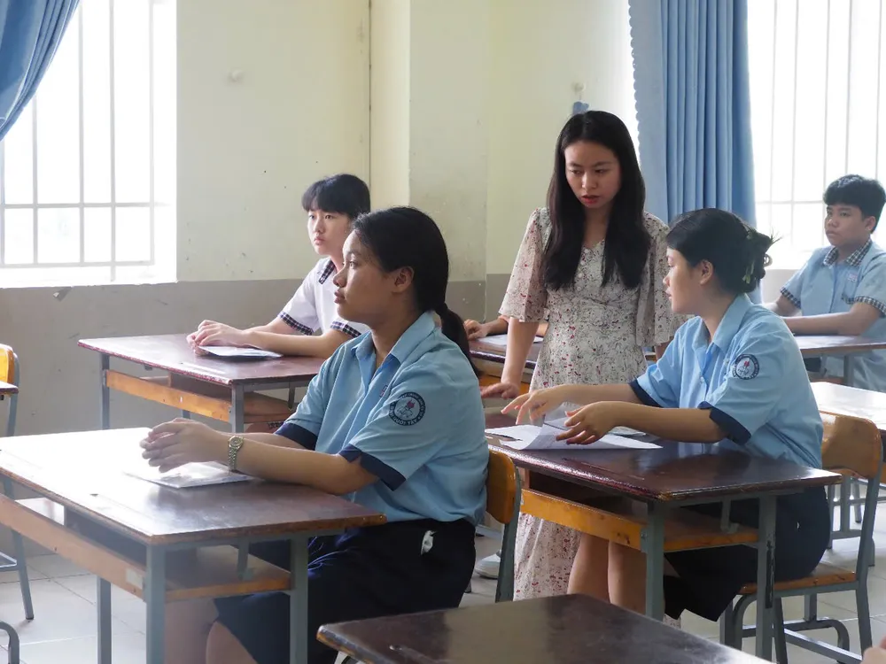 Thí sinh làm thủ tục dự thi tại điểm thi Trường THCS Đống Đa (quận Bình Thạnh) vào sáng 5-6 z6673762050764_17526ea834498f52d8a6cc2881636430.jpg