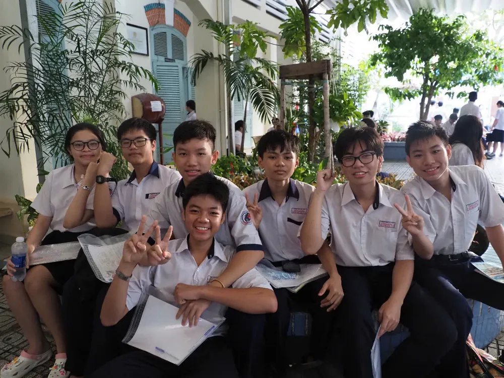 Học sinh Trường THCS Văn Lang tự tin trước giờ thi z6676495965679_f25d0741816979f23d2d8f2db88dfff7.jpg