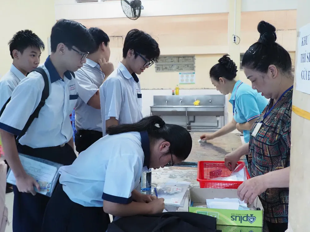 Các em gửi vật dụng cá nhân tại khu vực gửi đồ dành cho thí sinh z6676495967281_1eeea71f5a5015a4e96ffe57928d7d18.jpg