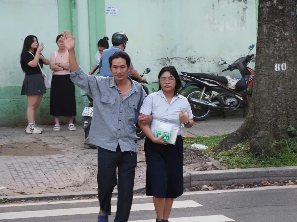 Phụ huynh đồng hành cùng con đến điểm thi z6676495984460_4c6298a57e8b2a50bf74fb174e3de52e.jpg