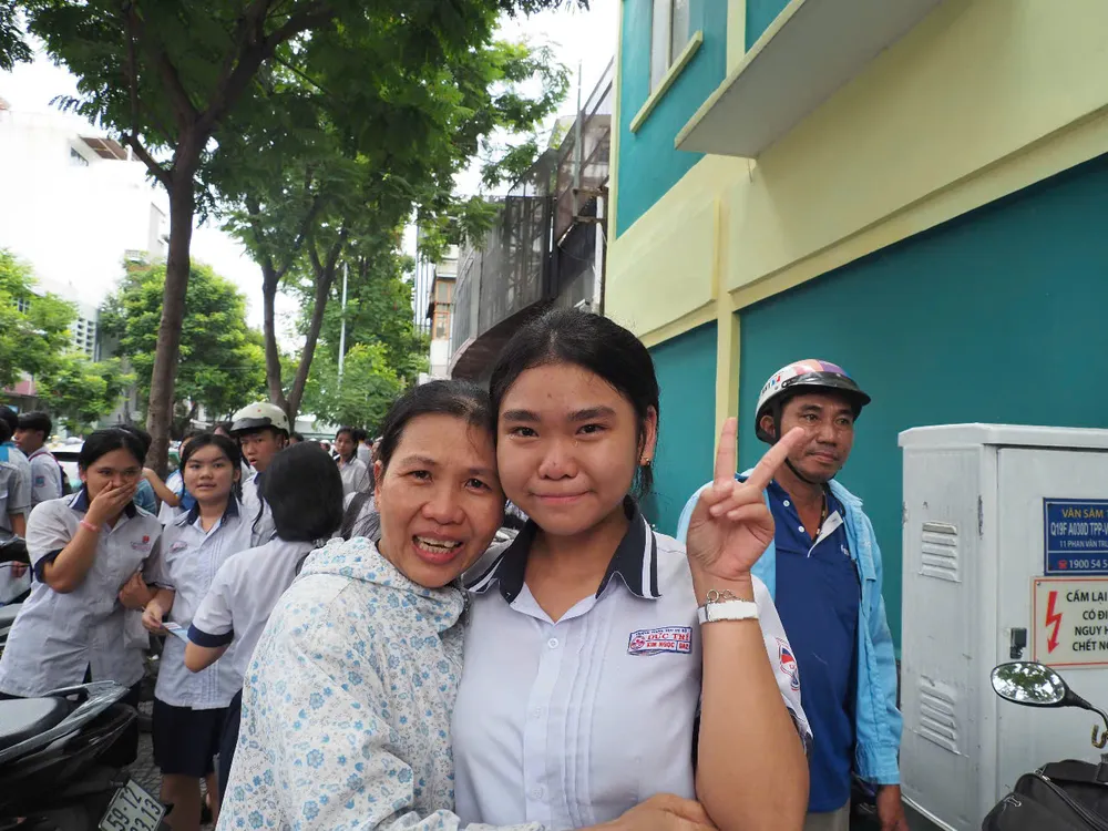 Thí sinh Kim Ngọc với những giọt nước mắt ôm chầm lấy mẹ khi vừa rời khỏi điểm thi z6677202029253_dbf413f9691ee529cf3d57dcb8805be4.jpg