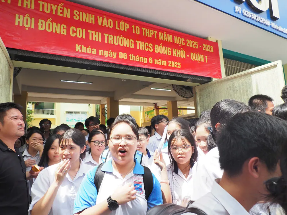 Thí sinh vui mừng sau khi kết thúc giờ làm bài môn Ngữ văn, trưa 6-6 z6677202177575_8e5a44fc1039cd956c5e63a0d58d5259.jpg
