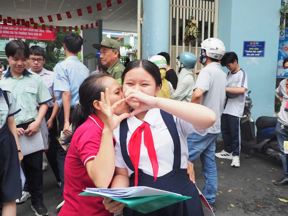 Thí sinh Kim Ngọc, học sinh Trường THCS Lê Quý Đôn (quận 3) ôm chầm lấy mẹ sau buổi thi. Ảnh: THU TÂM z6678278788571_f25457f53f1543140d1f8fdab6829d85.jpg
