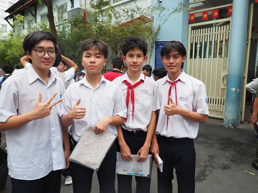 Thí sinh tham gia kỳ thi tuyển sinh lớp 10 công lập tại điểm thi Trường THCS Bàn Cờ (quận 3) z6678278821444_53a569e85fa591c08e5f31ecf4d3a695.jpg