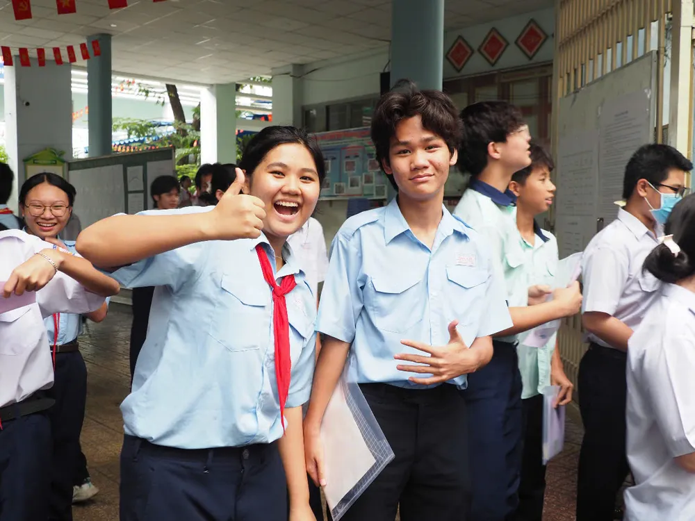 Thí sinh vui mừng hoàn thành bài thi môn Ngoại ngữ tại điểm thi Trường THCS Bàn Cờ (quận 3). Ảnh: THU TÂM z6678278926505_062676794a751d78c02d951d8810fccf.jpg