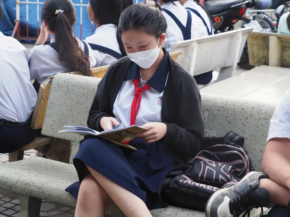 Một thí sinh ôn bài trước giờ thi 33dbab4b428cf6d2af9d.jpg