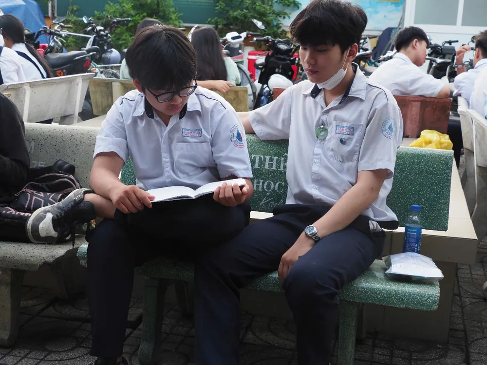 Thí sinh tranh thủ ôn bài trước giờ thi môn Toán 7ce9607a89bd3de364ac.jpg