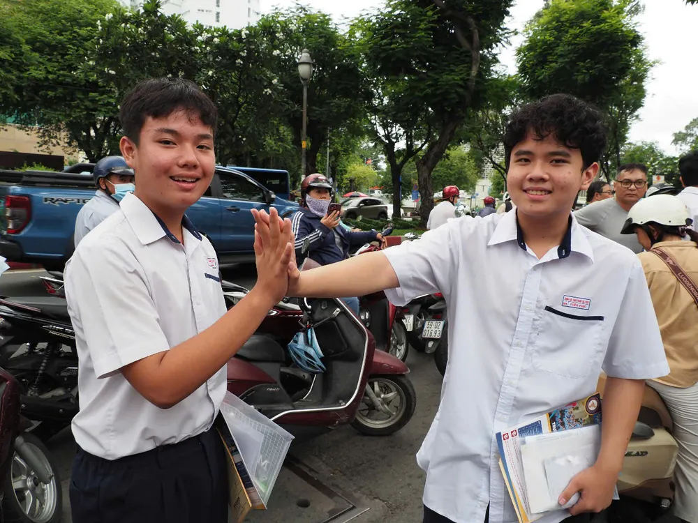 Hai thí sinh vui mừng sau khi hoàn thành bài thi môn Toán d847ae6551a5e5fbbcb4.jpg