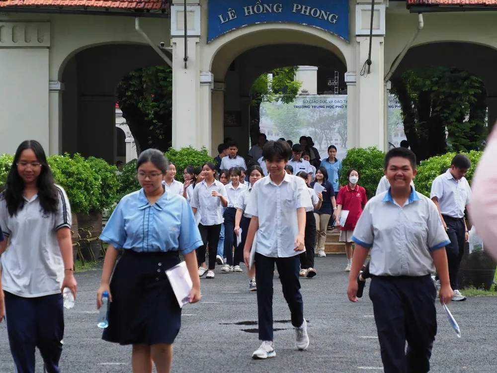 Tuy "than" đề thi khó nhưng hầu hết thí sinh đều mang tâm trạng thoải mái vì đã hoàn thành kỳ thi tuyển sinh lớp 10 z6681761384254_9840e494cfa249dea7937dae02fa1224.jpg
