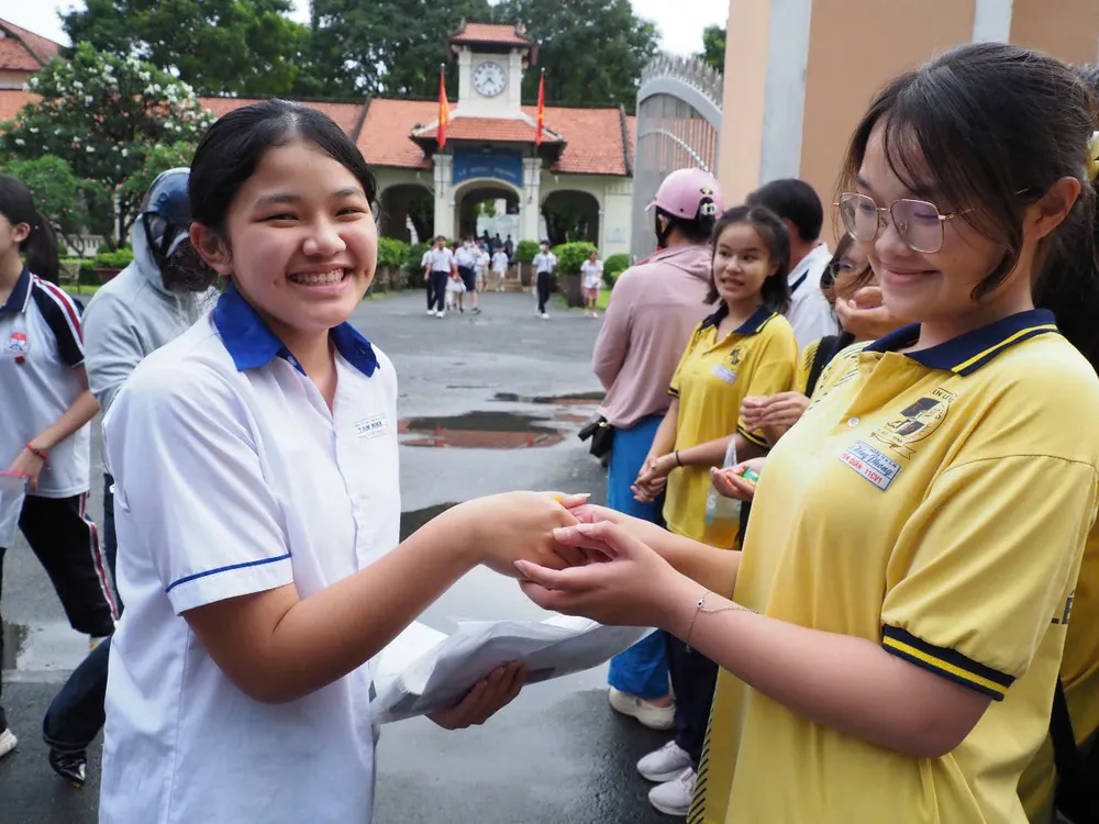 Thí sinh tham dự kỳ thi tuyển sinh lớp 10 năm nay "xin vía" từ học sinh Trường THPT chuyên Lê Hồng Phong tham gia đội tình nguyện tiếp sức mùa thi z6681761401708_0c2535c5492ef19ec7c1fb80883455b6.jpg