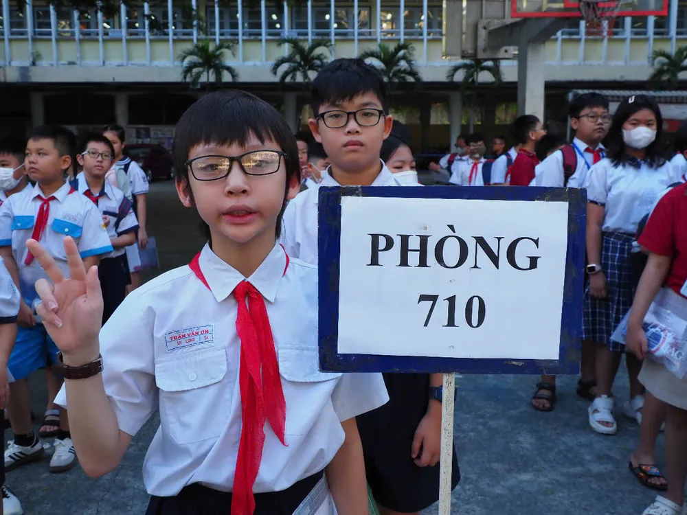Thí sinh tập trung ở sân trường trước khi di chuyển lên phòng thi z6709134970823_dcc80bfcca87093d3fb91be1eb47c1c2.jpg