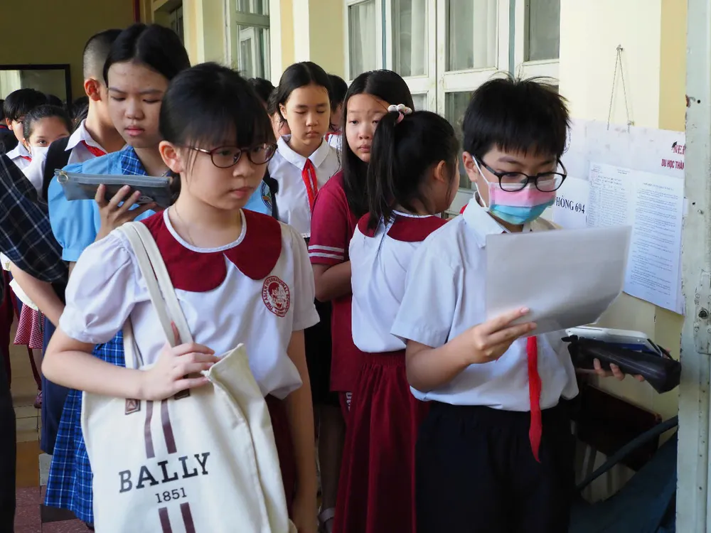 Chờ cán bộ coi thi đọc tên vào phòng thi z6709134973889_90178ed5cef24bb1afd47fc3556466fe.jpg