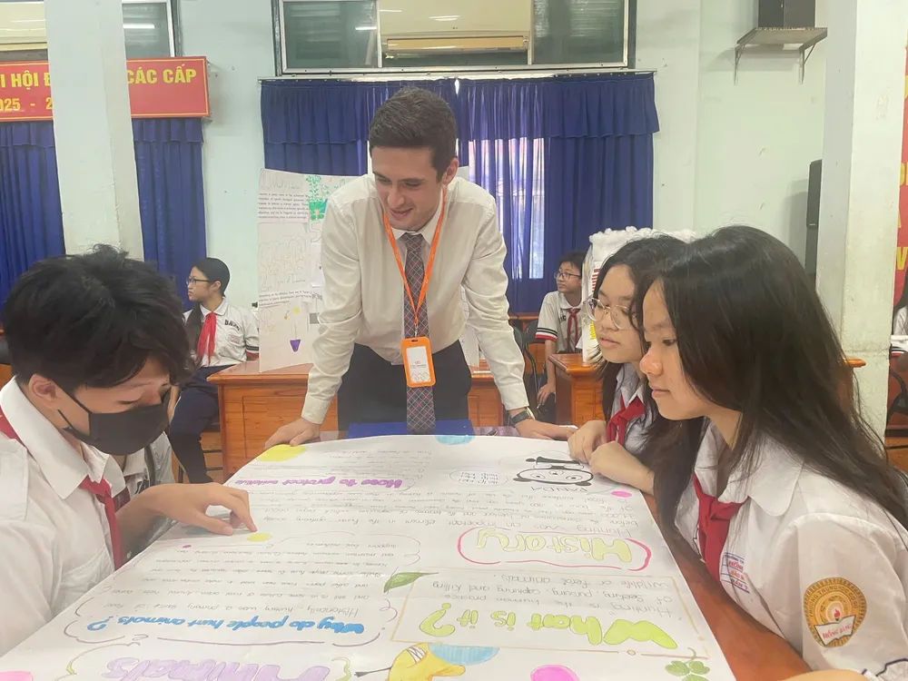 Học sinh chương trình tiếng Anh tích hợp tham gia ngày hội khoa học được tổ chức hàng năm tại các trường phổ thông z6736088494899_ede4f89af1032d5ae57cb3bda2b49780.jpg