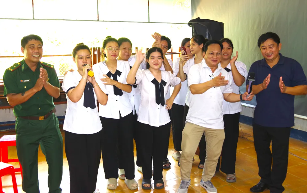 Cán bộ, chiến sĩ động viên học sinh xã đảo Thạnh An trước ngày thi tốt nghiệp THPT anh 6.JPG