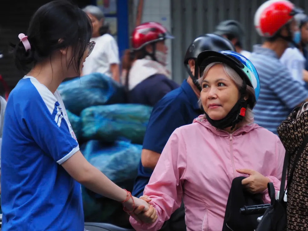 Mẹ chúc con thi tốt. Ảnh: THU TÂM. z6742662774838_cf92d721ac2965807aac9821dfd8ae8e.jpg