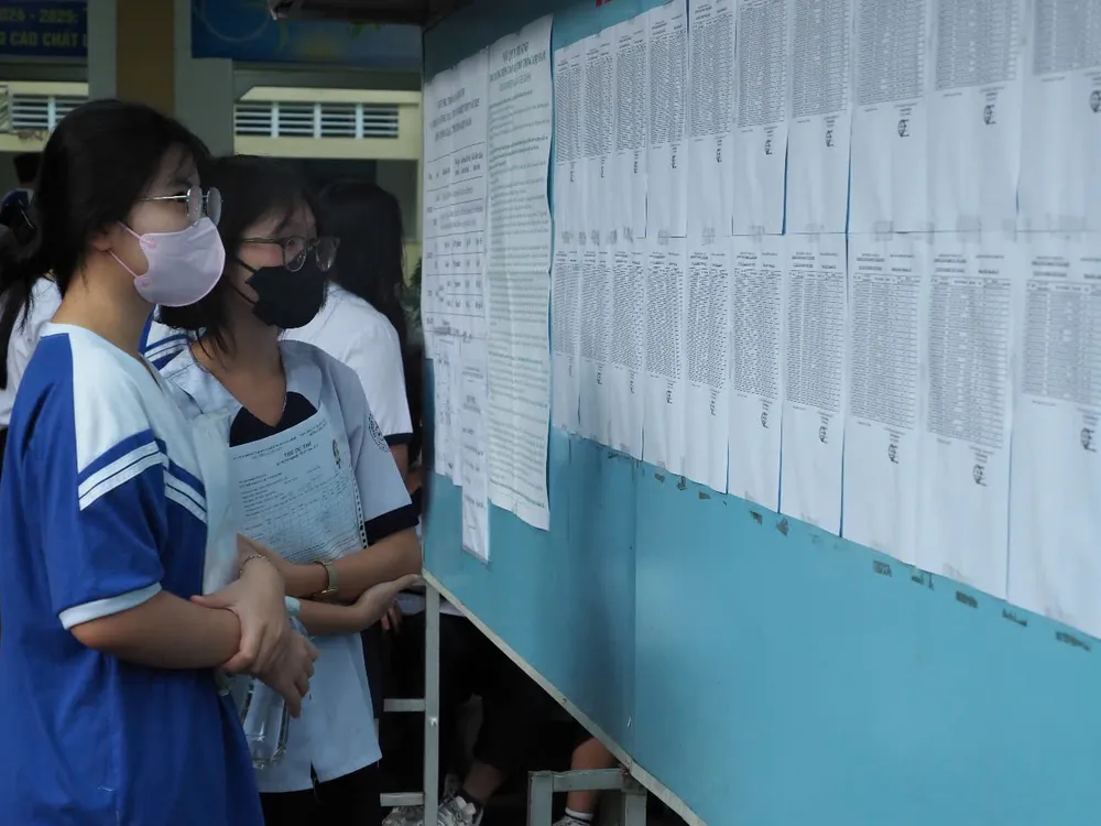 Xem lại danh sách phòng thi. Ảnh: THU TÂM z6742662785778_e1591ae6f8e9e16526e3db3cabf53dfe.jpg