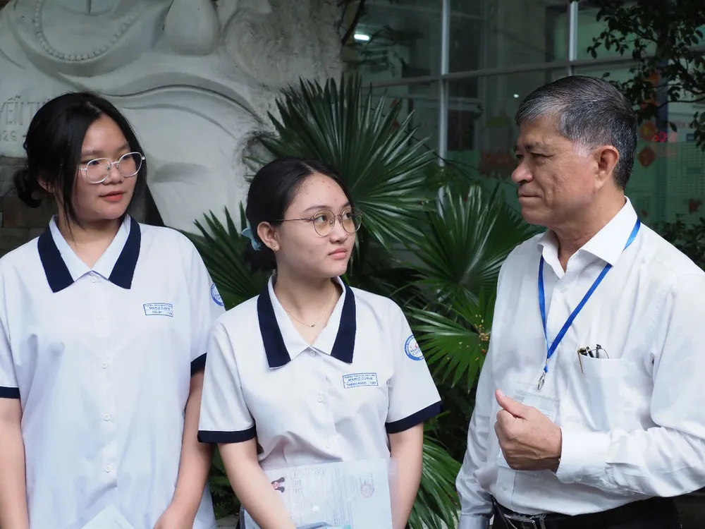 Giám đốc Sở GD-ĐT TPHCM Nguyễn Văn Hiếu gửi lời chúc thí sinh hoàn thành tốt kỳ thi. Ảnh: THU TÂM z6742662801600_2d229c51987ac9655f333e9187acfeef.jpg