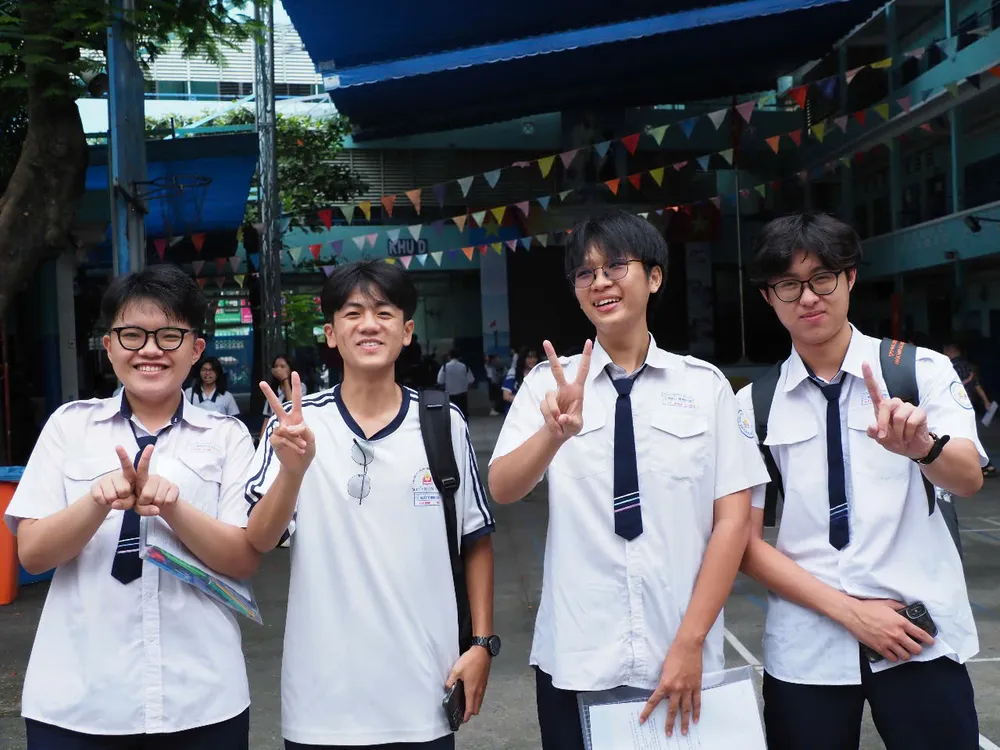 Thí sinh tâm đắc với đề thi môn Ngữ văn sáng nay. Ảnh: THU TÂM z6743223405637_9288fc995cd7b858680208026cbf00ad.jpg