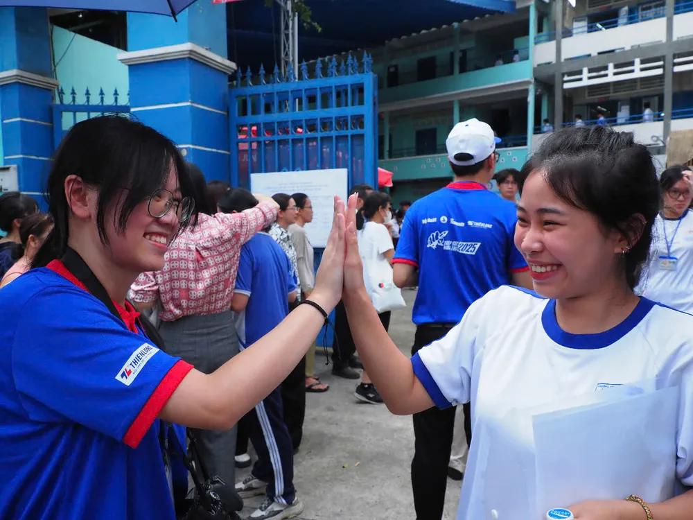 Thí sinh hớn hở sau giờ làm bài môn Ngữ văn. Ảnh: THU TÂM z6743223439578_bee3c65607b688dc6e7219c64ef83b1e.jpg
