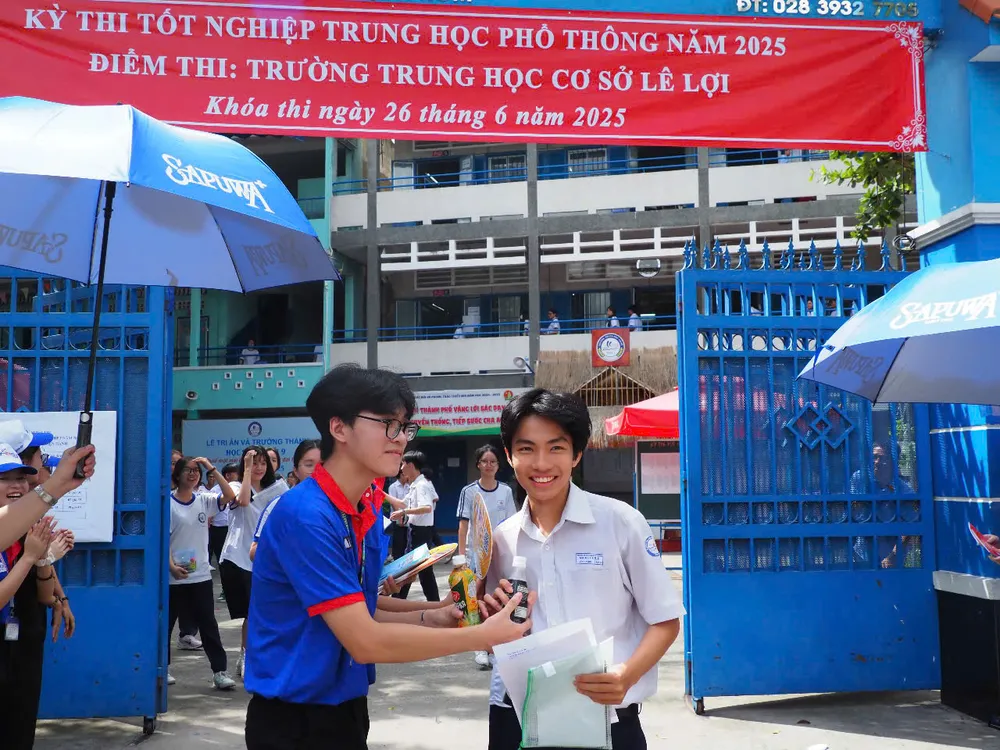 Lực lượng tình nguyện viên chúc mừng thí sinh hoàn thành bài thi môn Ngữ văn. Ảnh: THU TÂM z6743223483237_11f591057972514381207520a043fc4d.jpg