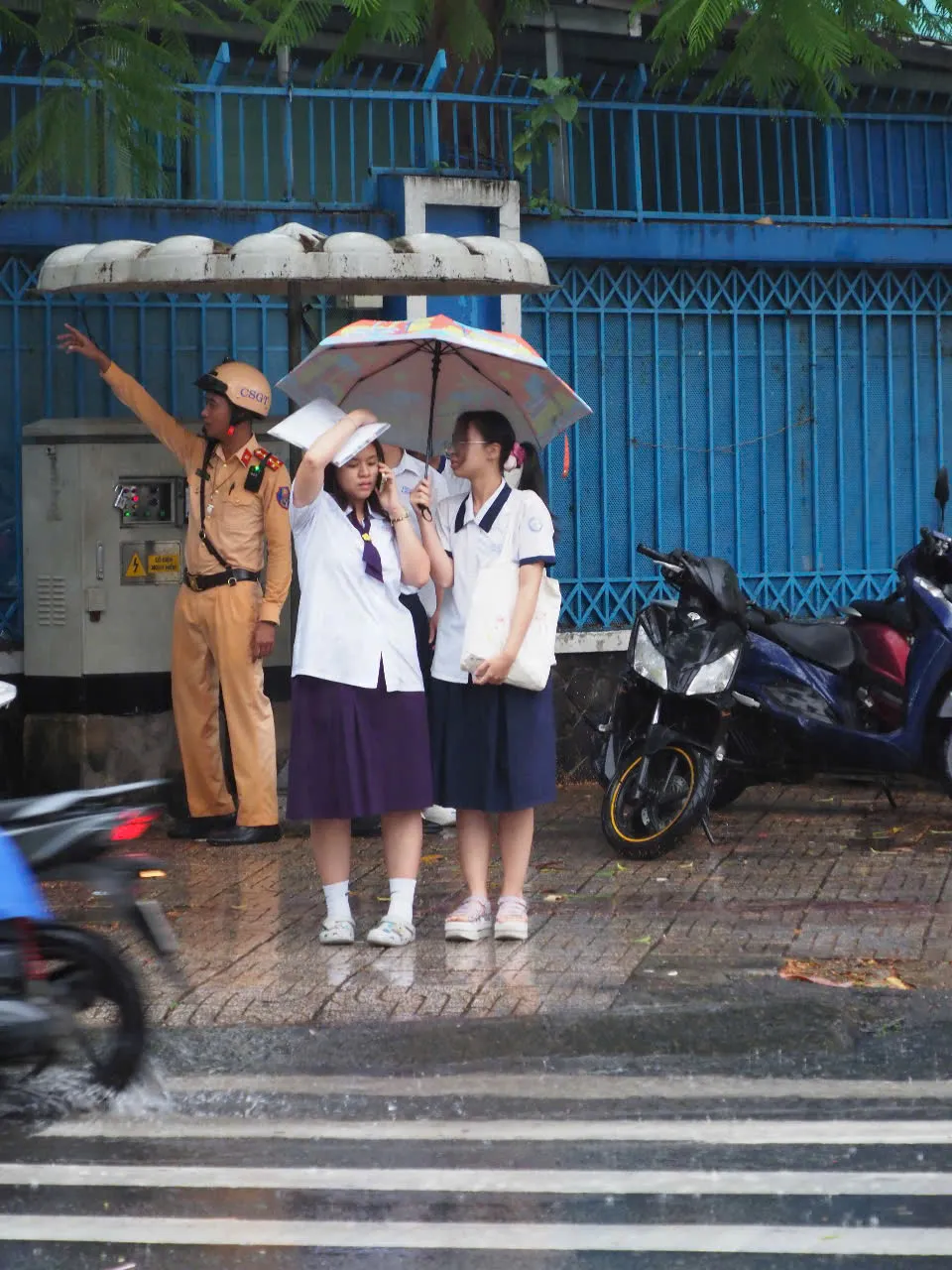 Thí sinh trao đổi sau giờ làm bài môn Toán tại điểm thi Trường THCS Lê Lợi (quận 3). Ảnh: THU TÂM z6744619888481_22ff4e87bfefed847682b1b315dad87b.jpg