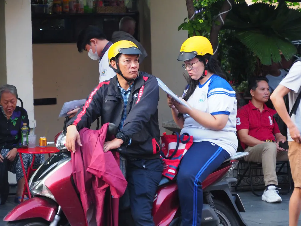 Tranh thủ ôn bài trước giờ thi 2 môn tự chọn. Ảnh: THU TÂM 8df4535670b7c7e99ea6.jpg