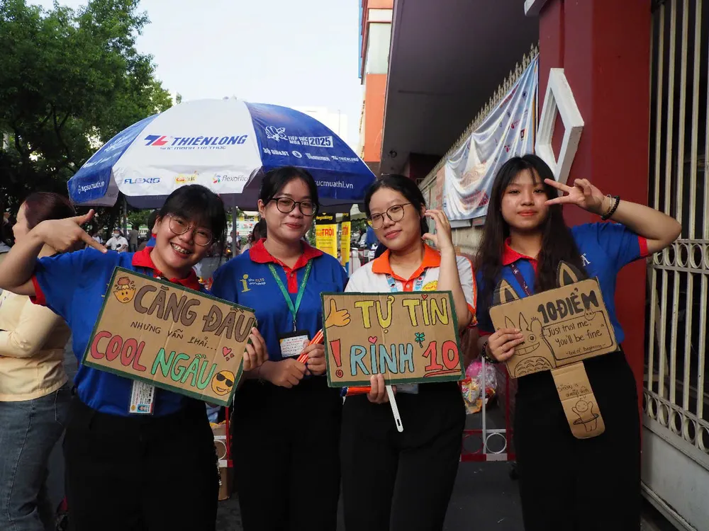 Đội ngũ tình nguyện viên trước điểm thi Trường THCS Colette động viên thí sinh hoàn thành tốt bài thi cuối. Ảnh: THU TÂM a028bf889c692b377278.jpg