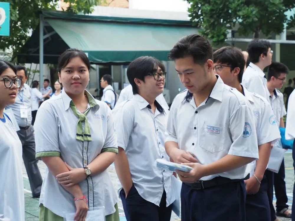 Thí sinh tham dự bài thi 2 môn tự chọn tại điểm thi Trường THCS Colette (quận 3) sáng nay. Ảnh: THU TÂM z6746123394092_c22ca3c37a1c4f93c91e67f9849254ae.jpg