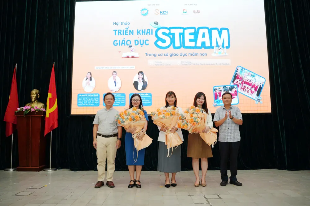 Đại diện Sở GD-ĐT TPHCM (ngoài cùng bên phải) tặng hoa cho các khách mời STEAM mam non 1.jpg