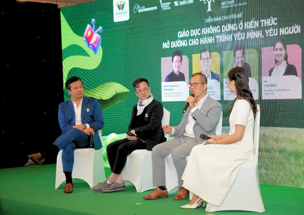 Các chuyên gia chia sẻ ý kiến tại tọa đàm "Phát triển toàn diện Thân - Tâm - Tuệ giúp học sinh vững vàng trong thế kỷ 21" z6843316019860_6d8bb41a681972ff8c82ea8eb7e5a20b.jpg