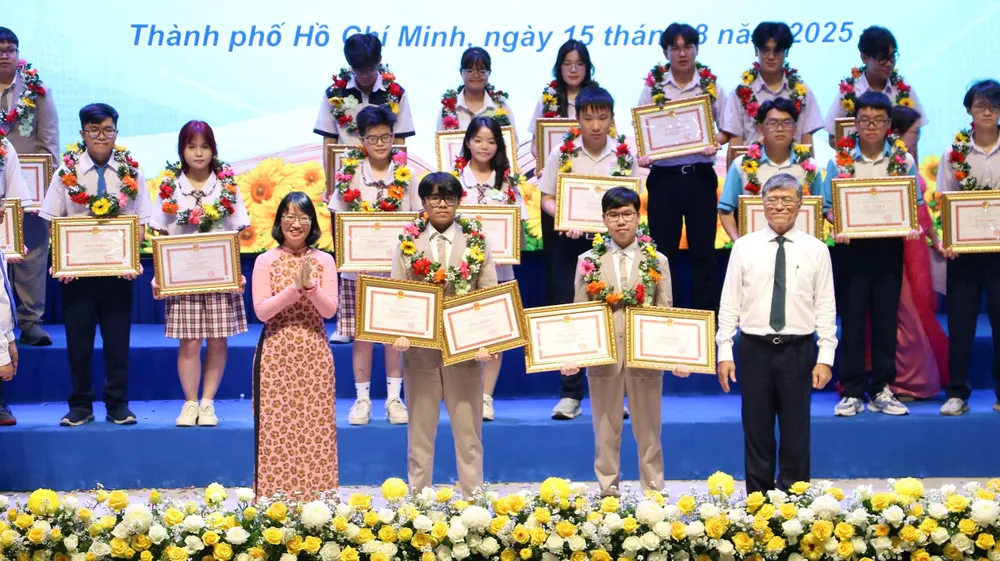 Phó Chủ tịch UBND TPHCM Trần Thị Diệu Thúy và Giám đốc Sở GD-ĐT TPHCM Nguyễn Văn Hiếu tặng bằng khen cho 2 học sinh có thành tích xuất sắc tại Cuộc thi nghiên cứu khoa học, kỹ thuật quốc tế dành cho học sinh trung học năm học 2024-2025 z6909274671416_8f7f3ee66340ff1422cad666529073e9.jpg