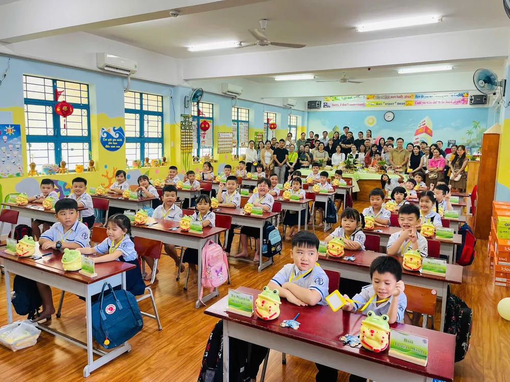 Mỗi học sinh lớp 1/2, Trường Tiểu học An Lạc 3 được giáo viên chủ nhiệm tặng một con heo đất đội mũ ếch để tạo không khí vui tươi z6924780483470_b38287fc5feb2e7f07260fefcf3125a3.jpg