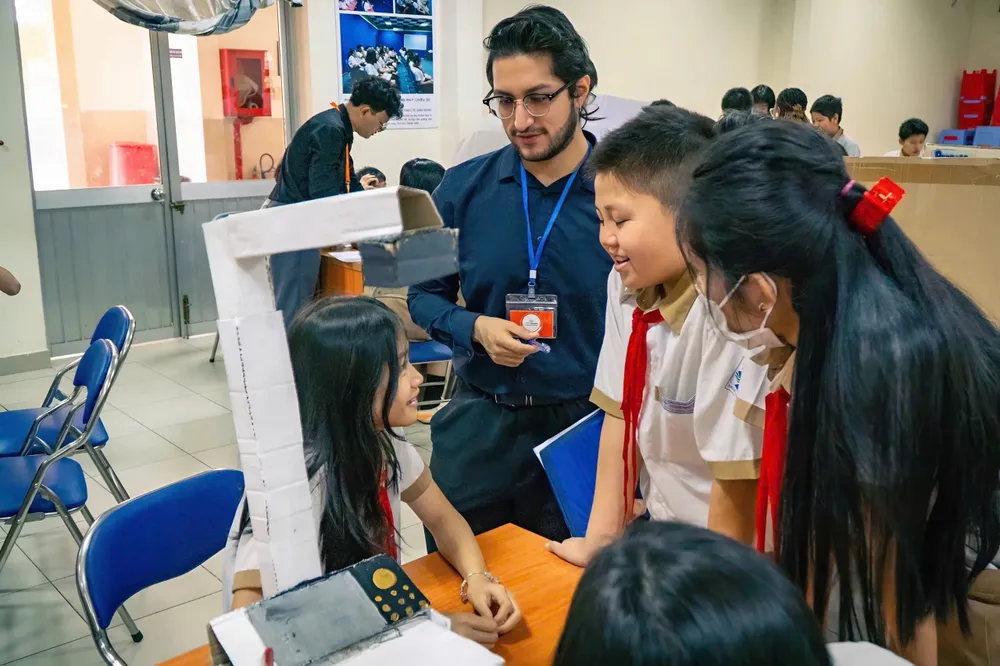 Học sinh chương trình tiếng Anh tích hợp trải nghiệm nhiều hoạt động về STEM tại trường học z6925755757680_d13c391fee3b7d9559f5acf847fc0671.jpg