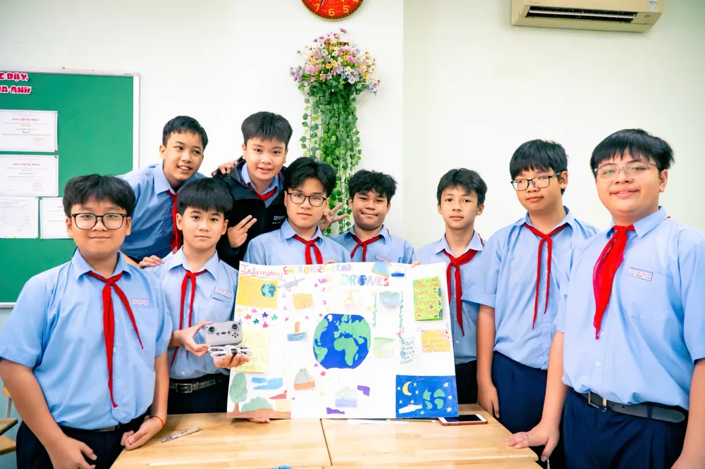 Học sinh chương trình tiếng Anh tích hợp trải nghiệm nhiều hoạt động về STEM trong ngày hội khoa học z6925755775011_2706e305406a0b7f6e1e7d1892eca3dd.jpg
