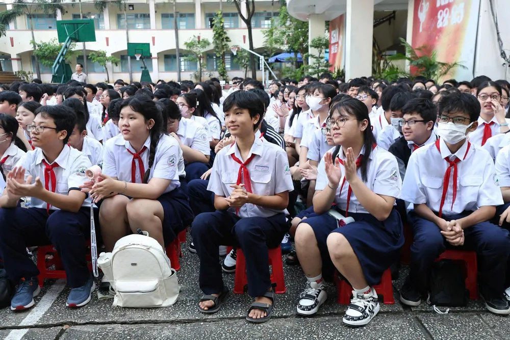 Học sinh Trường THPT Lương Thế Vinh (phường Cầu Ông Lãnh, TPHCM) nghe sinh hoạt đầu năm học z6925825724209_2b8075067ee2c92e8511c6eb58dd878c.jpg