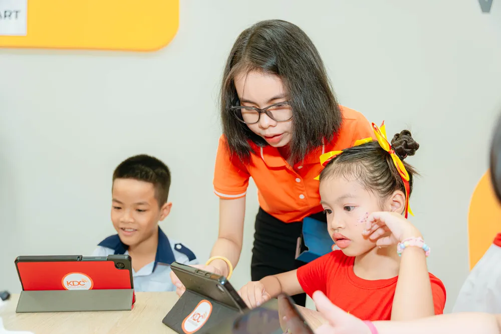 Học sinh trải nghiệm trò chơi tương tác tại Phòng học Kỹ năng công dân số KDI 0903-328.jpg