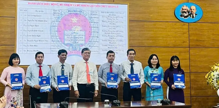 Giám đốc Sở GD-ĐT TPHCM Nguyễn Văn Hiếu (thứ tư, từ trái qua) trao quyết định cán bộ quản lý cho các trường THPT công lập 2081281141793533319.jpg