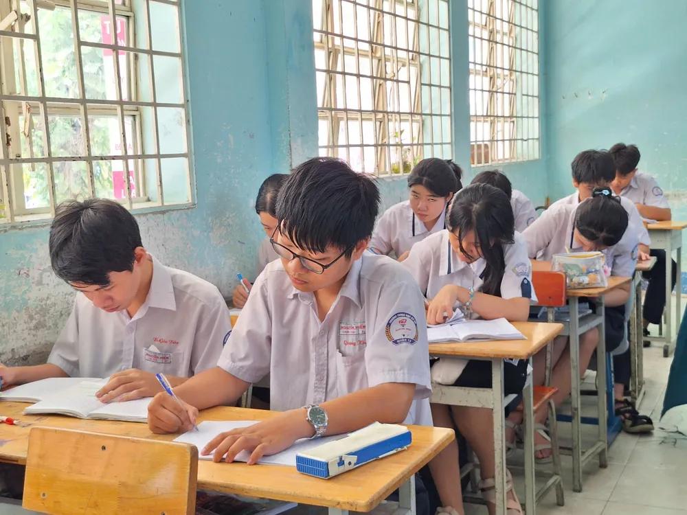 Học sinh Trường THCS Nguyễn Hiền (phường Tân Thới Hiệp) trong giờ học môn Ngữ văn vào tháng 5-2025 z6992720195519_d5ffc4892464d64991eb34770c01133d.jpg