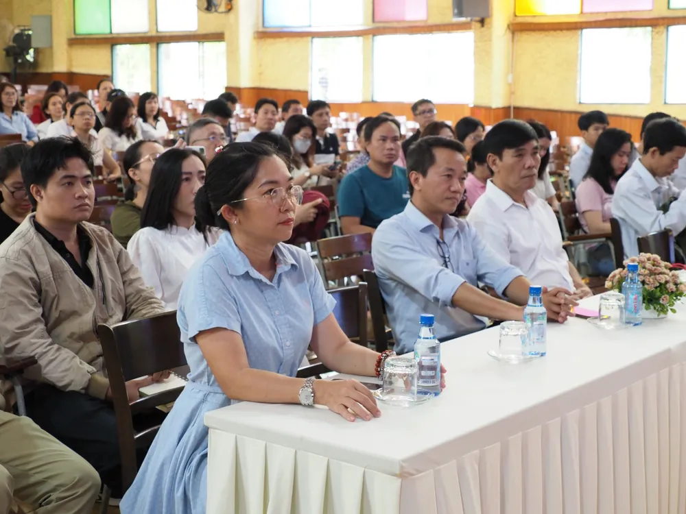 Cô Trần Thị Hồng Thủy, Hiệu trưởng Trường THCS-THPT Trần Đại Nghĩa (ngoài cùng, hàng đầu, bên trái) cùng cha mẹ học sinh lắng nghe chia sẻ của các chuyên gia P9131727.JPG