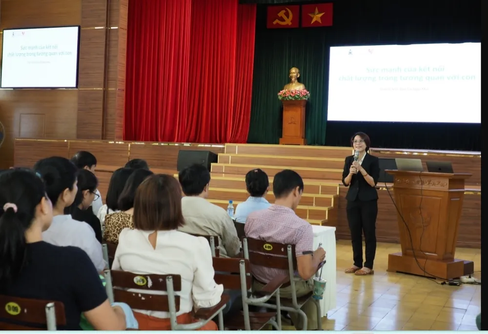 TS.BS. Nguyễn Thị Minh Tân chia sẻ tại buổi nói chuyện chuyên đề Picture1.jpg
